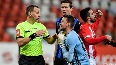 hanspel|Ironischer wordt het niet: regels over onopzettelijk handspel.
